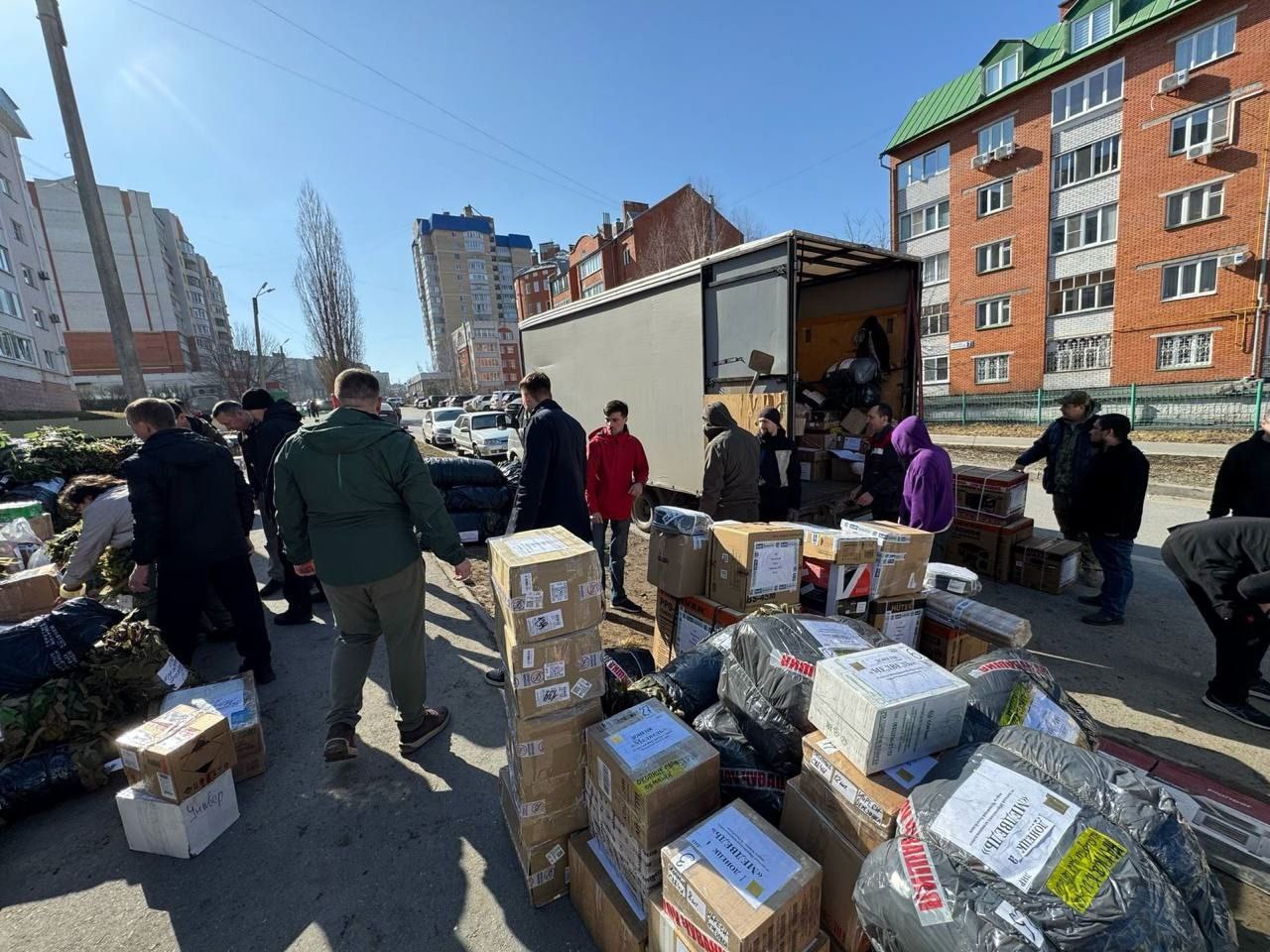 На погрузке 40-го гуманитарного рейса было довольно многолюдно.